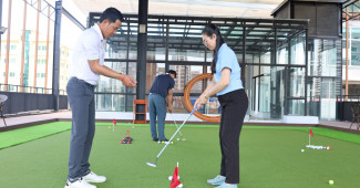 옥상은 퍼팅  연습 중입니다.