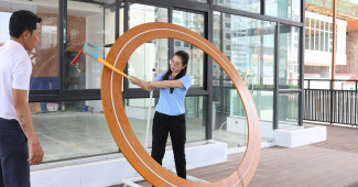 옥상은 스윙을  연습 중입니다...