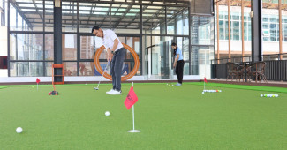 옥상은 퍼팅 연습 장입니다.