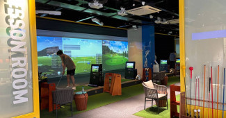 2층은 골프  스크린 연습장 입니다...