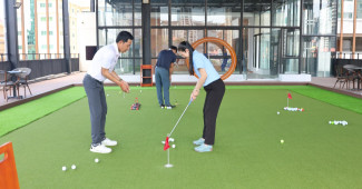 옥상은 퍼팅 연습 장입니다.