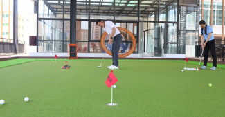 옥상은 퍼팅  연습 중입니다.